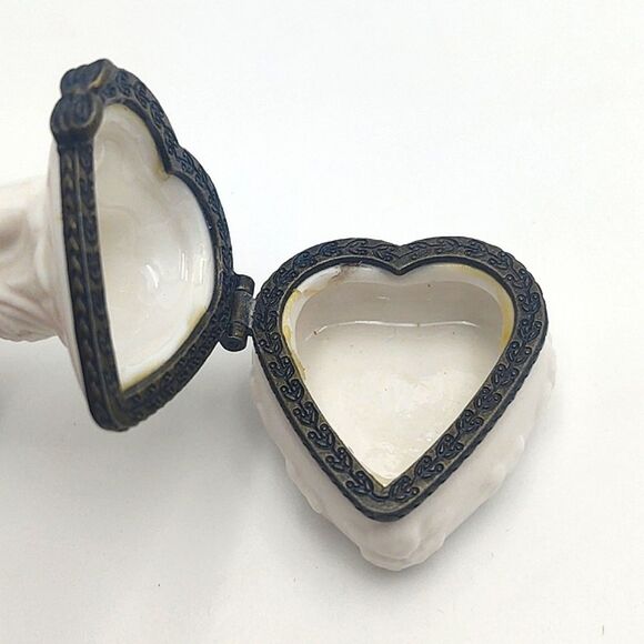 Vintage Bride & Groom Heart Shaped White Porcelain Trinket Ring Box - Picture 7 of 10